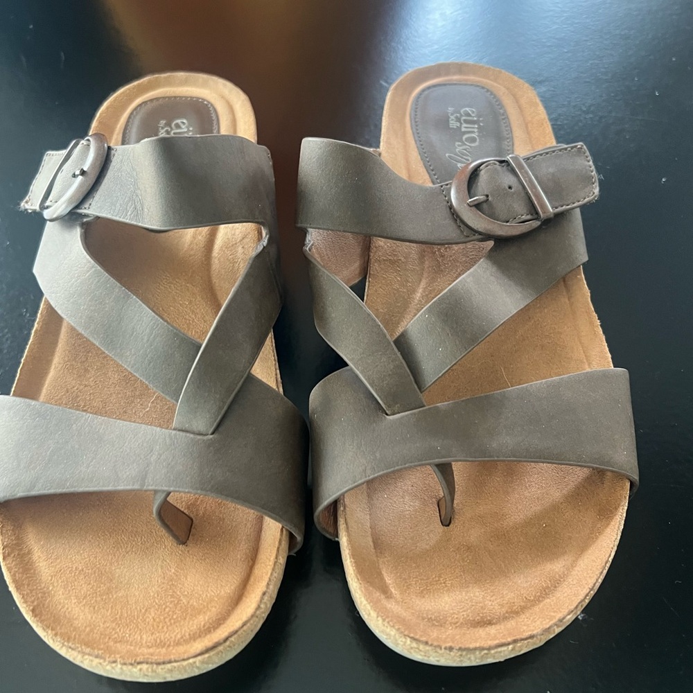 Sofft Olive-Brown Cross-Strap Buckle Sandals